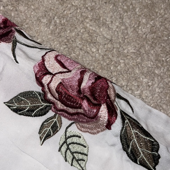 Cupcakes and cashmere nwt women’s top sz small with embroidery on sleeves - Picture 4 of 6